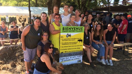 Photo de groupe des membres de l'Association des Chasseresses de Loire Atlantique devant un panneau de défense de la ruralité. Photo prise lors du Ball-trap de Massérac le week-end des 30 et 31 juillet 2022.